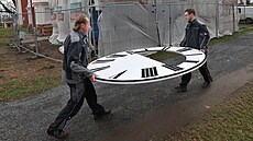 Daniel (vlevo) a Jakub Machá�ovi z Rýma�ova s ciferníkem, který vyrobili ve své...