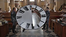 Daniel (vlevo) a Jakub Machá�ovi z Rýma�ova s ciferníkem, který vyrobili ve své...