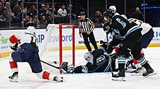 Útoník Floridy Mackie Samoskevich zakonuje z úhlu, po puku se natahuje...