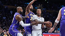 Stephon Castle (vpravo) ze San Antonia se prodírá pes Lebrona Jamese a Marcuse...