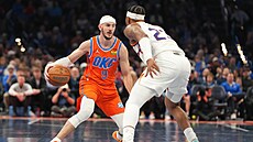 Alex Caruso (vlevo) z Oklahomy se sna�í obejít Jalena Greena z Phoenixu.