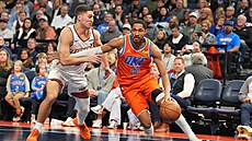 Aaron Wiggins (vpravo) z Oklahomy b�hem �tvrtfinále NBA Cupu proti Phoenixu.