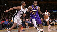Harrison Barnes (vlevo) ze San Antonia se sna�í zastavit Lebrona Jamese z LA...