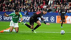 Patrik Schick (uprosted) z Leverkusenu padá po faulu Malicka Thiawa z...