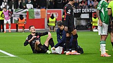 O�et�ování Patrika Schicka z Leverkusenu b�hem utkání Ligy mistr� proti...