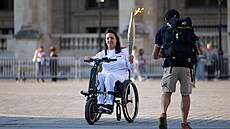 Sandra Laouraová v roce 2024 s olympijskou pochodní