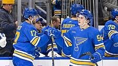 Slovák Dalibor Dvorský (vpravo) p�ijímá gratulace k brance od spoluhrá�e Cama...