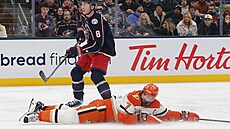 Radko Gudas z ledu p�ihlí�í brance Zacha Werenskiho.