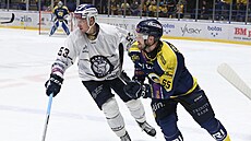 Kolínský Jaroslav Vlach a Pavel Sedlá�ek ze Zlína se ohlí�í za kotou�em.