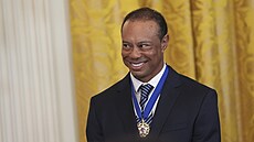 Tiger Woods v Bílém dom� v únoru 2025. Na krku má Prezidentskou medailí...