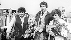 Helena Fibingerová, Imrich Bugár a Jarmila Kratochvílová ukazují medaile z MS...