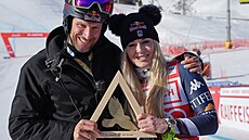 Lindsey Vonnová a její trenér legendární závodník Aksel Lund Svindal po triumfu...
