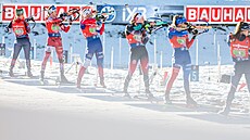 Biatlonistky v�etn� Lucie Charvátové st�ílí b�hem �tafetového závodu v...
