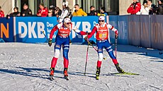 Lucie Charvátová pedává v Hochfilzenu tafetu Tereze Voborníkové.