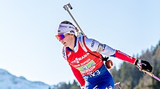 Lucie Charvátová bhem tafetového závodu v Hochfilzenu.
