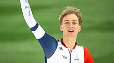 Metodj Jílek zdraví fanouky po triumfu v závod na 5 000 metr v Hamaru.