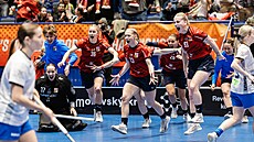 Radost �eských florbalistek v po triumfu v semifinále MS.