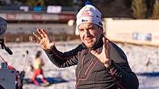Luká� Dostál sleduje �eské biatlonistky p�i tréninku v Hochfilzenu.