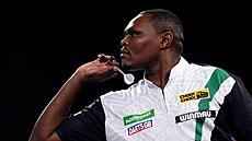 Ke�an David Munyua v londýnském Alexandra Palace zam��uje ter�.