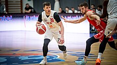 Nymburský rozehráva� Ond�ej Sehnal hledá cestu do pardubického ko�e.