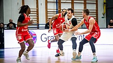 Nymburský Jaromír Boha�ík v obklopení pardubických hrá��.