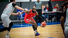 Jamonda Bryant z Pardubic se sna�í obejít Jaromíra Boha�íka.