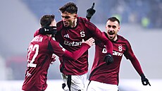 Albion Rrahmani po brance objímá Lukáe Haraslína, slaví i Matj Ryne.