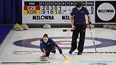 Julie Zelingrová a Vít Chabi�ovský v posledním zápase skupiny proti Koreji.