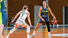 Rozehrávaka USK Maite Cazorlaová vymýlí útonou akci proti KP Brno.