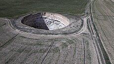 Tureckou provincii Konya trápí stovky jam. Pda se tam propadá kvli dlouhému...