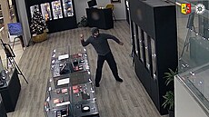 Kriminalisté hledají pachatele, který ukradl z vitríny zlato za n�kolik milion�