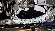 Papírový vír zav�ený v centru výstavního prostoru byl hlavním rysem chváleného...