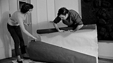 Francouzský um�lec Yves Klein s asistentkou ve svém ateliéru. (1961)