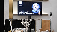 Stovky lidí zamí�ily do synagogy, aby se zú�astnili smute�ního ob�adu za rabína...
