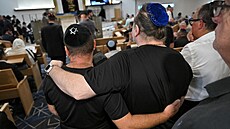Stovky lidí zamí�ily do synagogy, aby se zú�astnili smute�ního ob�adu za rabína...