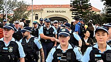 P�íslu�níci policistického sboru se shromá�dili u pavilonu na plá�i Bondi Beach...