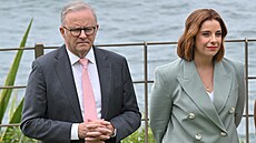 Australský premiér Anthony Albanese a ministryn� pro komunikaci Anika Wellsová...