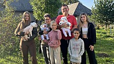 Po porodu dvoj�at ude�ila rakovina v plné síle. Pé�i o 6 d�tí zvládá u� jen...