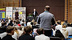 Zhruba dv� stovky student� p�i�ly na debatu s prezidentem Petrem Pavlem do...