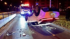 V ulici Novodvorská najel idi na obrubník, auto skonilo na stee. (10....