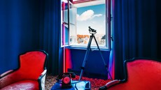 Pokoj �Rozverná revoluce� jej jedním z mála, který vyu�ívá výhled z okna. 