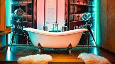 Pokoji s názvem �Noc na scén� dominuje obrovská vana.