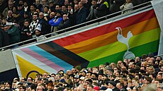 Vlajka podporující LGBT+ komunitu na stadionu Tottenham Hotspur.