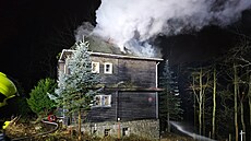 U p�ehrady Harcov ho�el neobydlený d�m. (14. prosince 2025)