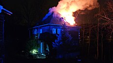 U pehrady Harcov hoel neobydlený dm (14. prosince 2025)