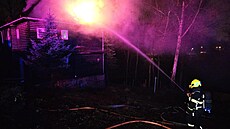 U p�ehrady Harcov ho�el neobydlený d�m. (14. prosince 2025)