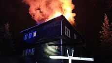 U p�ehrady Harcov ho�el neobydlený d�m. (14. prosince 2025)