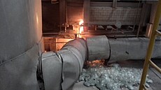 Poár v areálu firmy obci Dobí u Roudnice nad Labem. Z pece vylité roztavené...