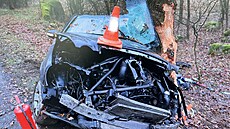 Dvaadvacetiletý idi havaroval nedaleko Milevska s mercedesem do stromu....