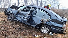 Sráka vlaku s osobním autem na elezniním pejezdu v obci Leskovice na...